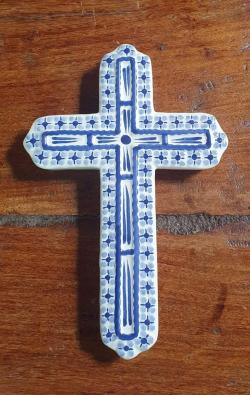 cross-ceramics-mom-gift-handpainted-mexicanpottery-gorkypottery-handcrafts-decoration-religion-mexicanculture-blue-and-white